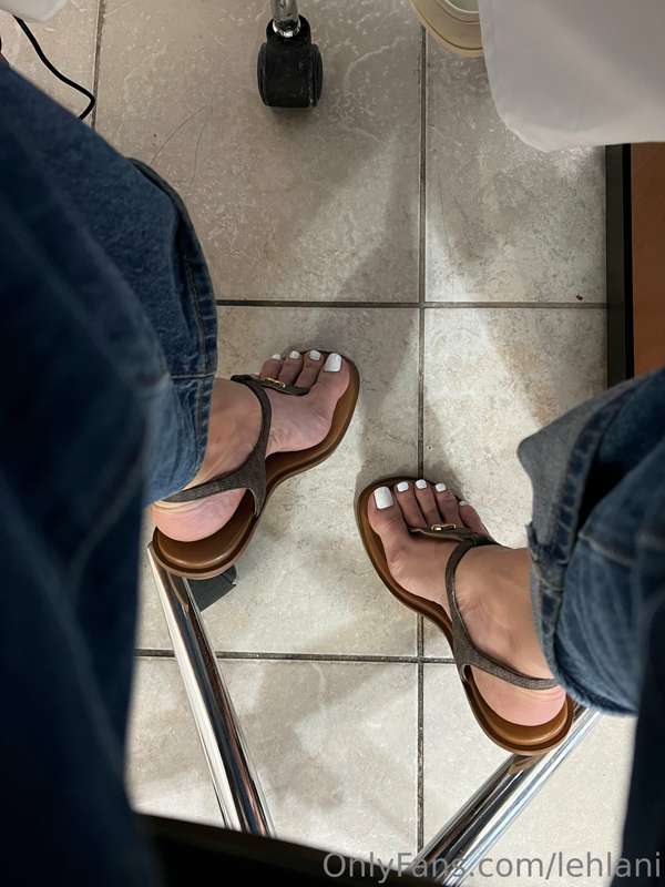 I’m always so happy when I have a fresh new pedi it feels an..