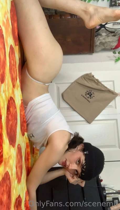 touch my butt and buy me pizza🍕🥰😇 1