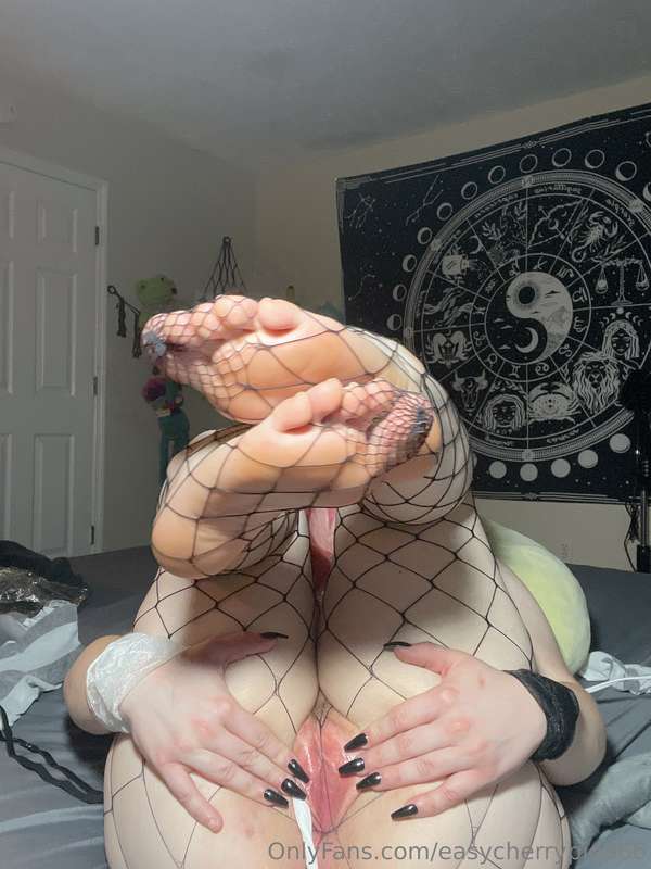 Wanna play with my feet? 🤭 7