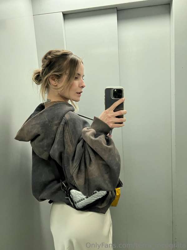 A photo in the mirror is an integral part of the modern girl.. 2