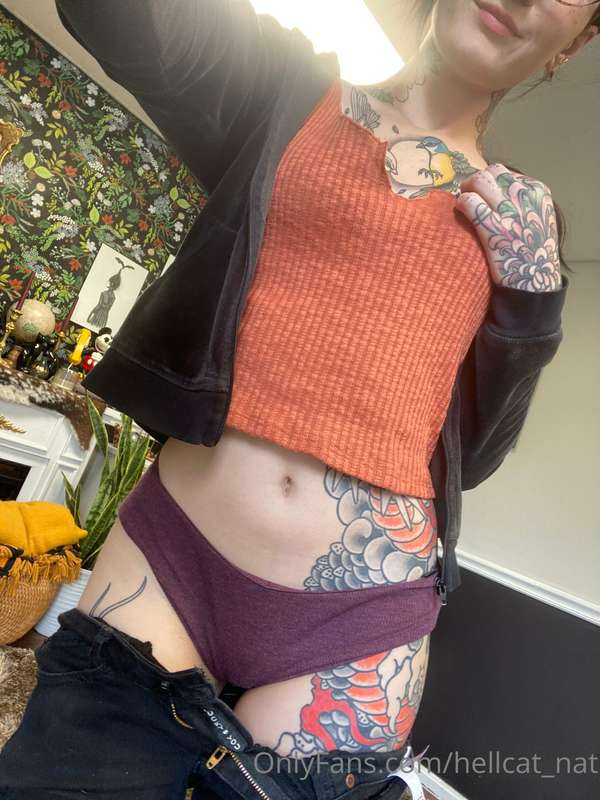 Happy Tiddy Tuesday!! I’m just chillin at work in between cl..