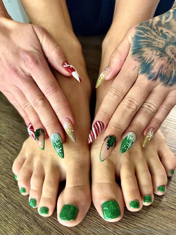 Fresh pedicure & manicure 💅 🎄 Christmas vibes! 🎄Anyone who p..