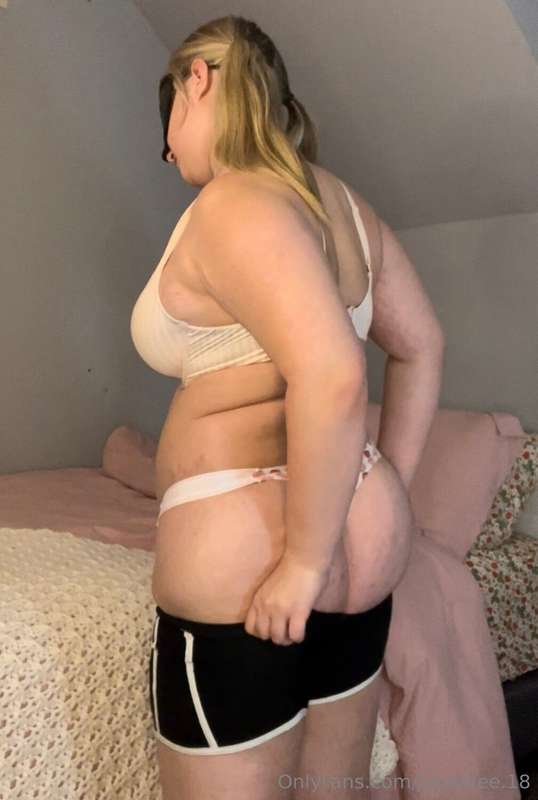 In this video I try on ALL of my outgrown clothes. Everythin.. 4
