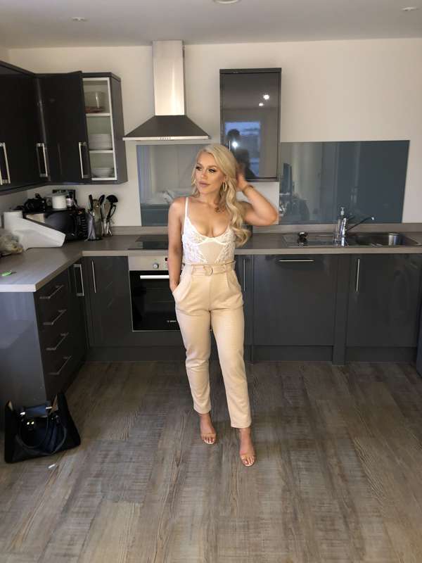 This outfit is so feel good, I am going out with confidence .. 5