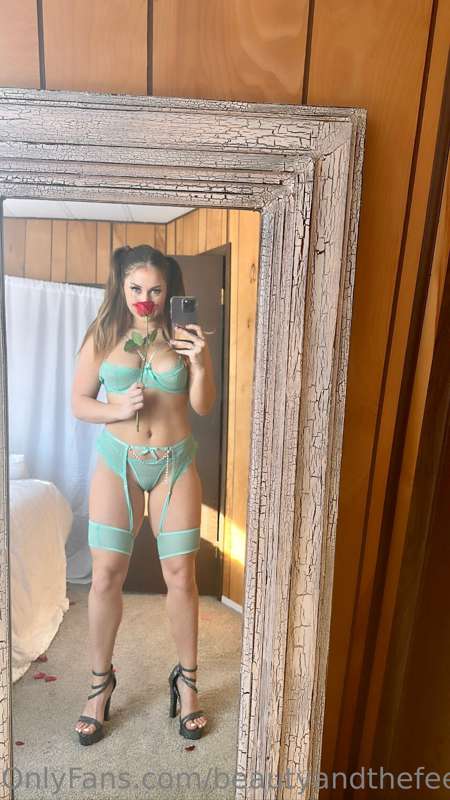 Would you buy me roses to be your foot goddess (quadess) for.. 4