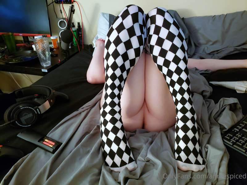 7 new feet (with a little butt) pics :3