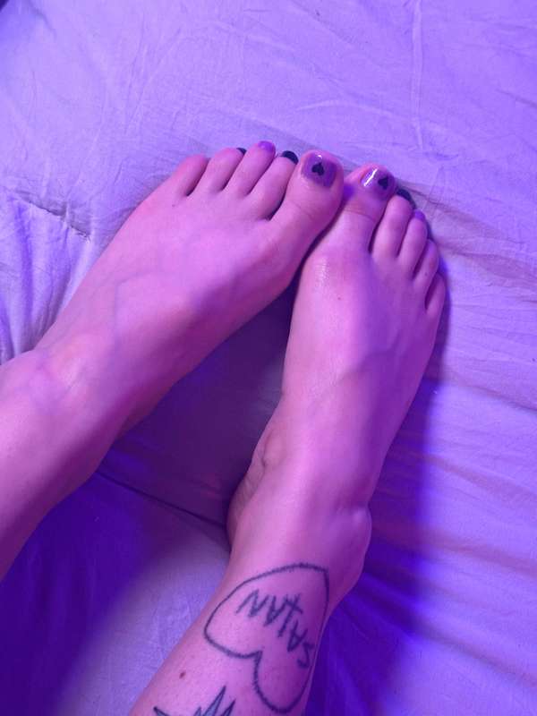 so happy with how my pedicure turned out!  🖤💜🖤 what’s your f.. 8