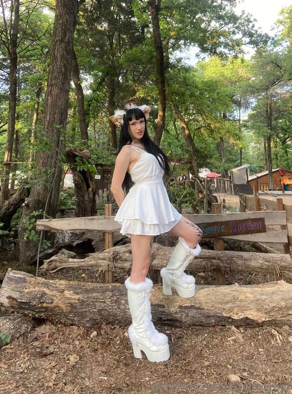 You like pretty things bossing you around, don’t you?🦌