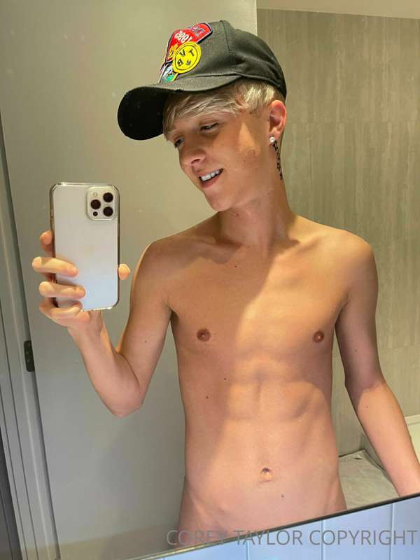 𝗦𝗵𝗼𝘂𝗹𝗱 𝗜 𝗰𝗼𝗹𝗹𝗮𝗯 𝘄𝗶𝘁𝗵 @JamesYalch ? 
He’s one the the hottest..