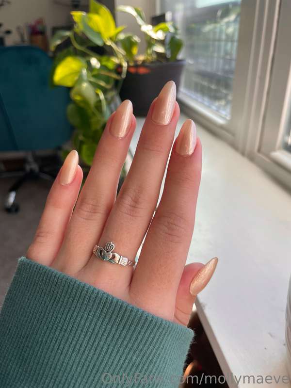 Who doesn’t love a woman with sexy hands & nails? 😍