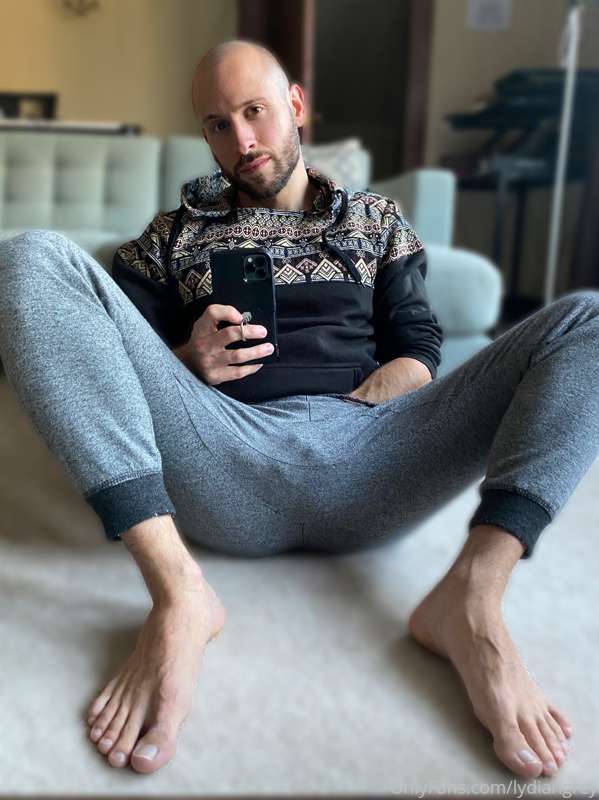 [ Swipe for dick 🍆 👉 ] 
It’s grey sweatpants weather in New ..
