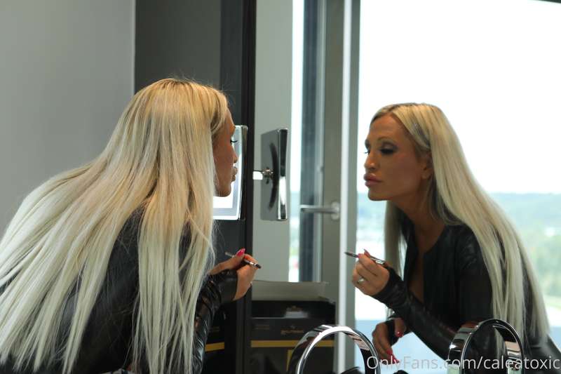 Behind the scenes. The things they photograph when I feel un..