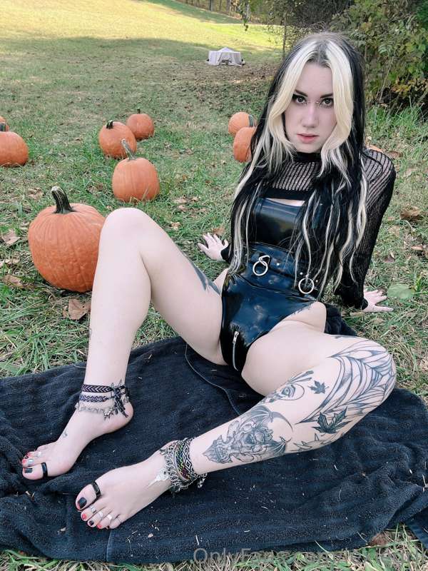 Wanna suck my toes in the pumpkin patch? 4