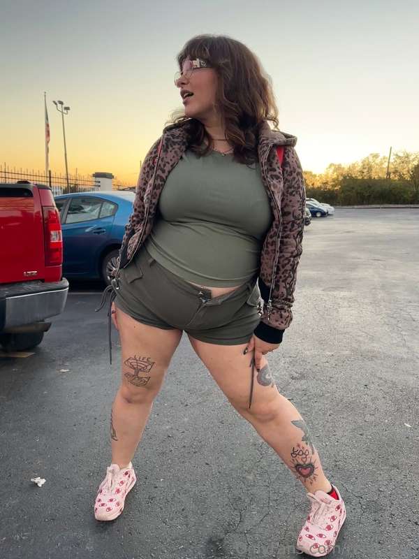 Shorts undone in public 🤷‍♀️🤭After just the pad Thai.. then .. 1