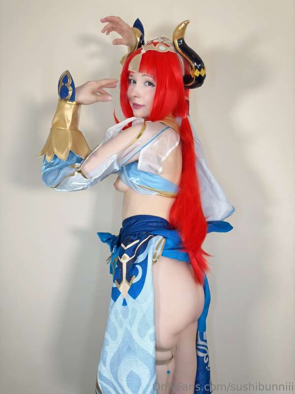 You've seen Nilou dance, now see her spread her artist model.. 10