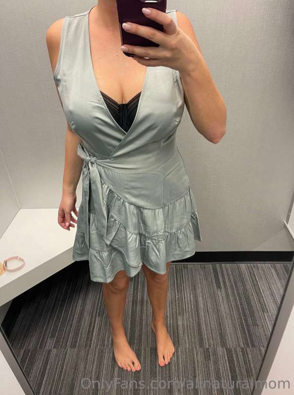 Dressing room fun😋
The dress isn’t very flattering while sta.. 5