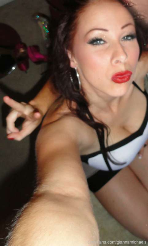 Do you love these red lips!! 1