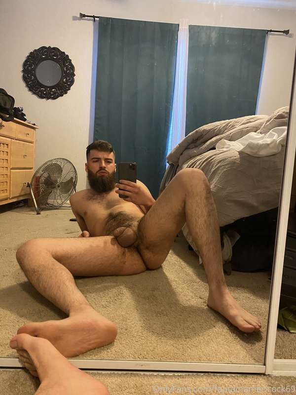 Big chilling with a soft dick, someone make me hard 😝