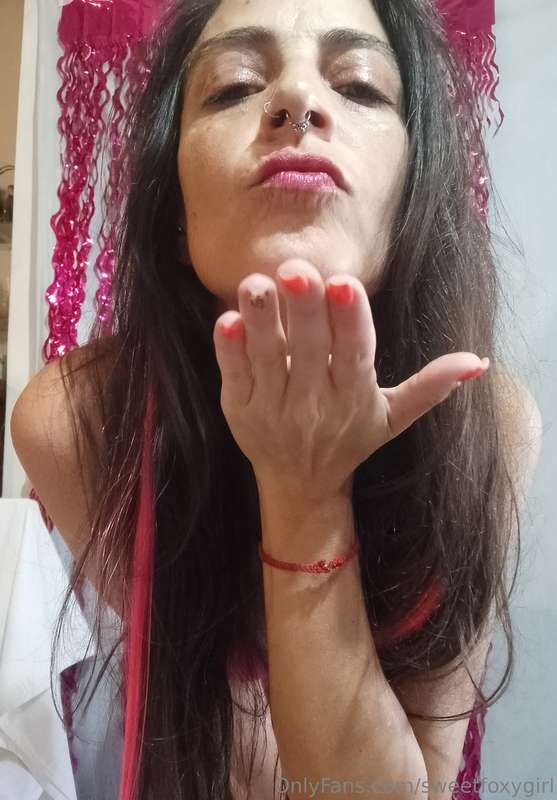 I love feeling in love 🥰💘Why don't you flirt with me? 😏 1