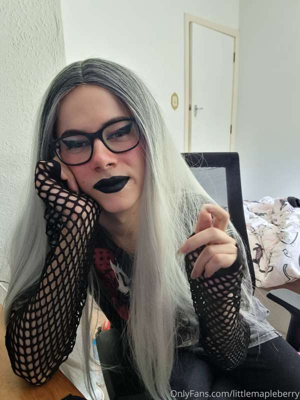 Hi!
I'm thinking about doing another live stream on here tod..