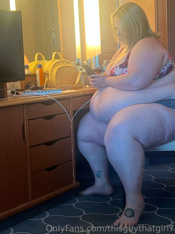 Check out these candid shotz of Britt putting on her makeup!..