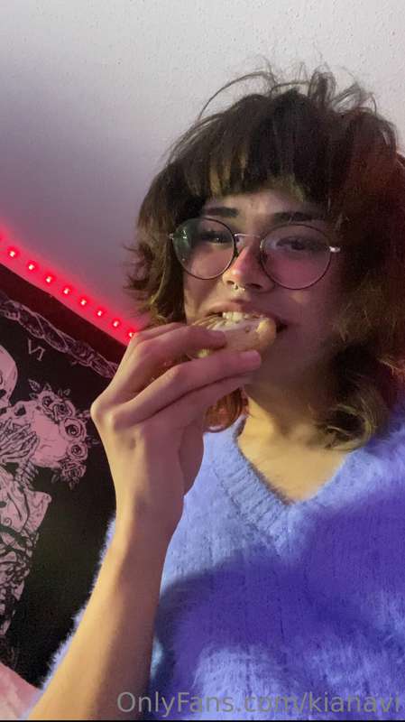 Here’s a quick teaser for the vid coming tomorrow~ 😈😋 1