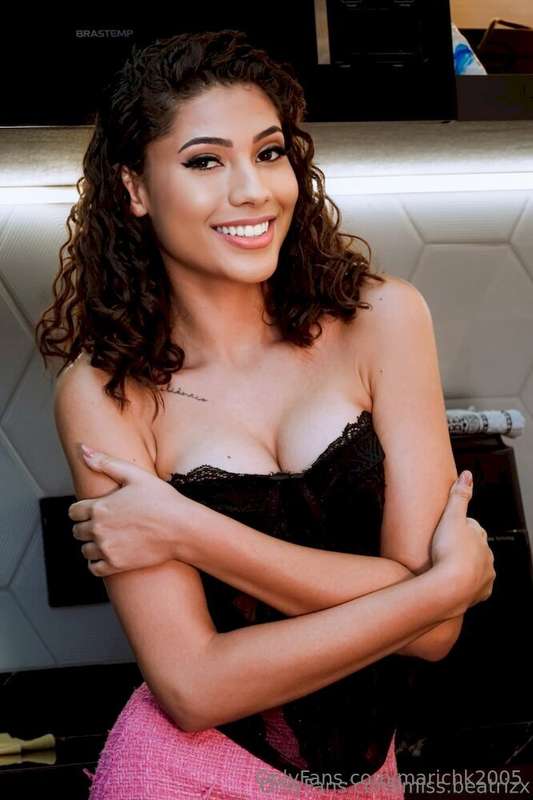 🌸 I @miss.beatrizx am a naughty flower, my wet pussy’s bloom..