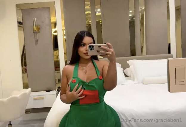 LAST CHANCE TO WATCH MY HOLIDAYS SEXTAPE😋I got out of the na..
