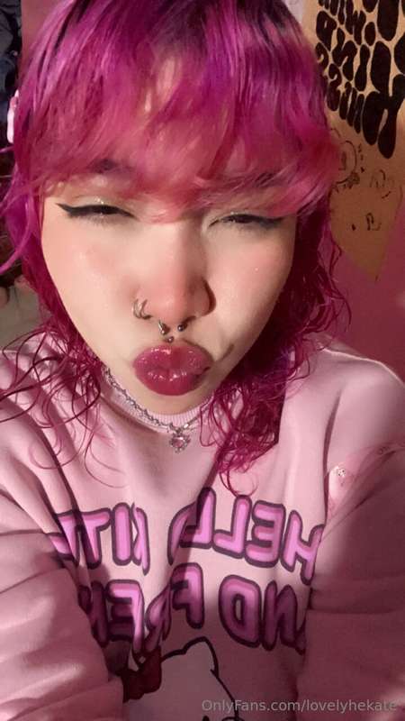 Kiss kiss kiss 💋 who wants to be my bf? 