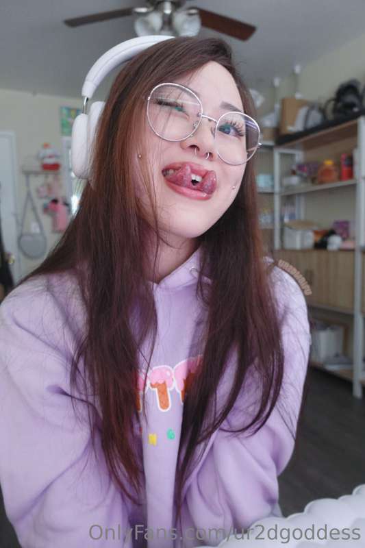 i like to pretend patrick star is trapped in my mouth and hi..
