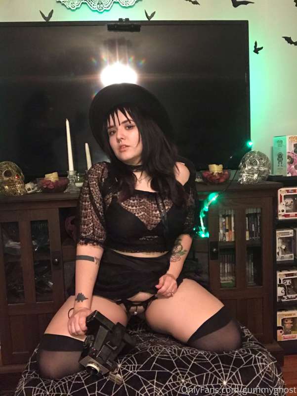 Lydia Deetz cosplay! Will you show me what’s under your shee.. 30