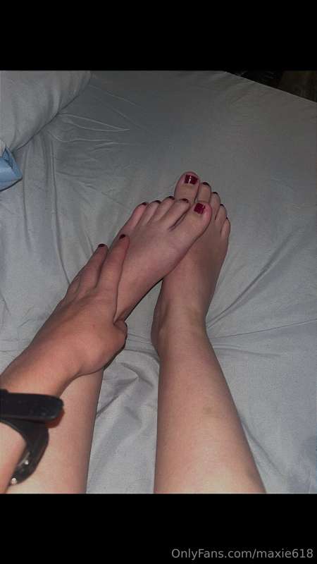For my feet lovers, what all would you like to see me do👣😘 9