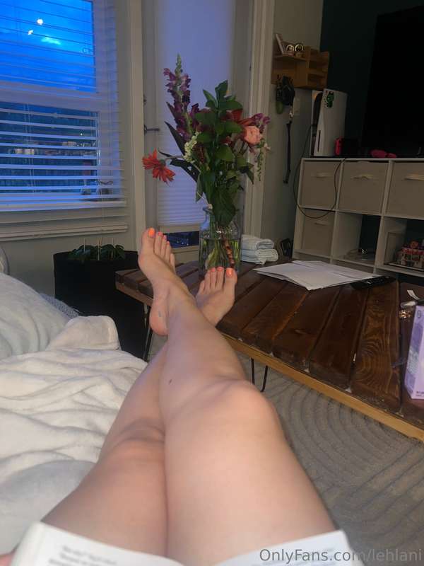 Getting distracted by my toes while I read 🩷💦 4