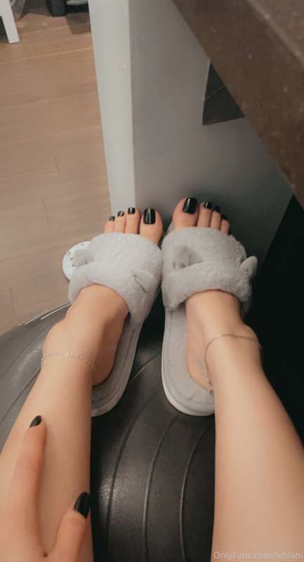 pls fantasize about my feet while I do this damage control a.. 2