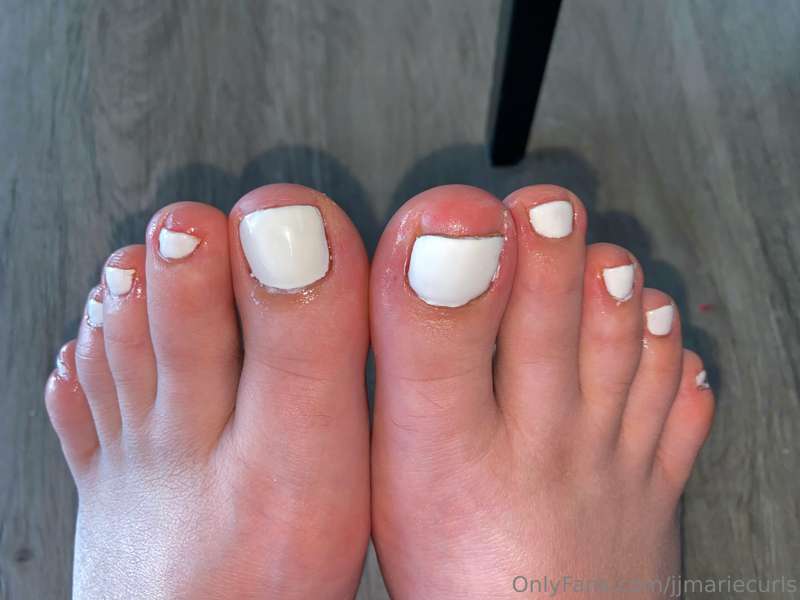Do you like my freshly painted toes?