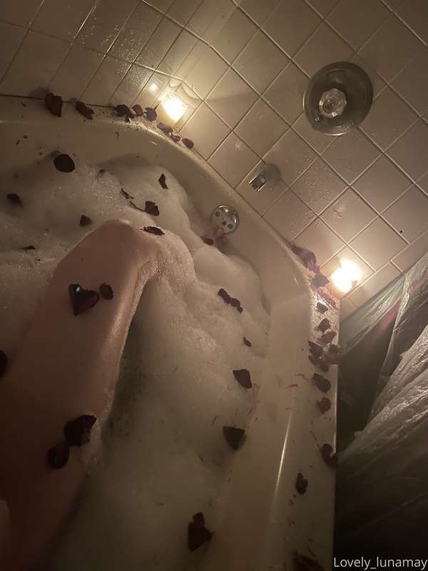 Who wants to join me? 😘 Nice relaxing bath after a long stre..