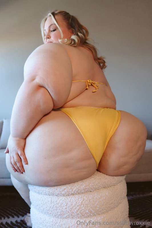 Tried on a new teeny yellow bikini… wishing it were summer ☀.. 16