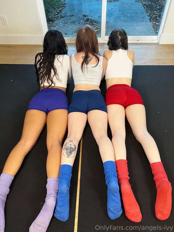  Triple trouble!!!😈🐱😈🐱😈🐱What color order would you fuck us i.. 4