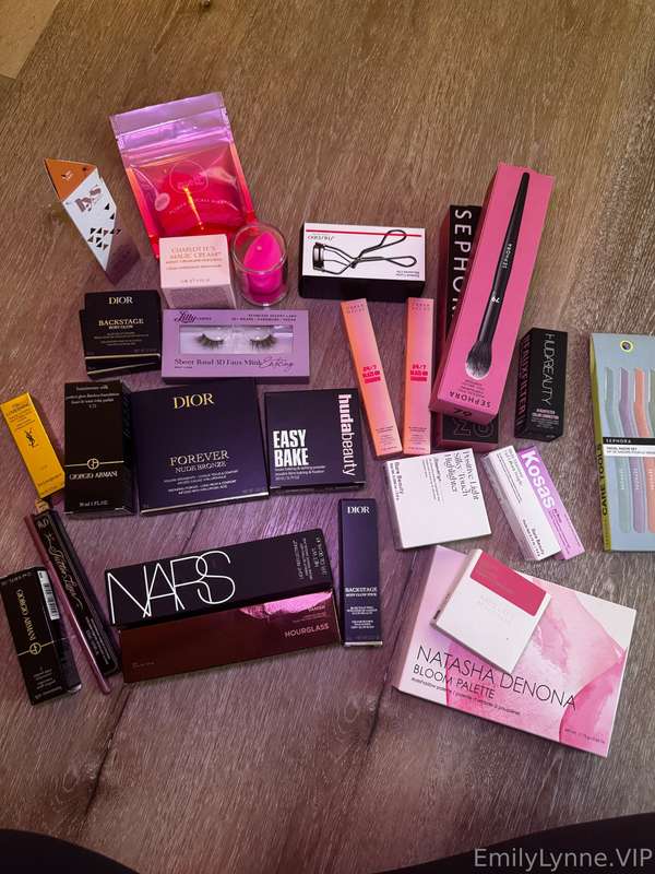 HELLO I GOT PRETTY MAKEUP, YOU GUYS ARE GONNA CUM ALL OVER T..