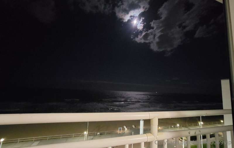 Supermoon full moon above the ocean 🥰 1
