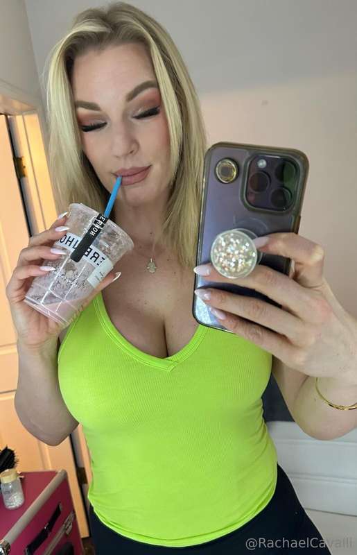 Getting my morning smoothie in 😋✨✨ whats everyone up to toda..