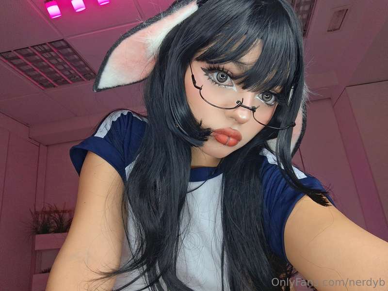 Can u name the character of this cosplay? I'll give you a hi..