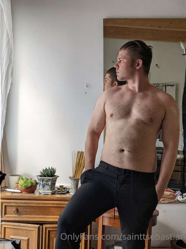 Who wants to see these 👖 come off? 4