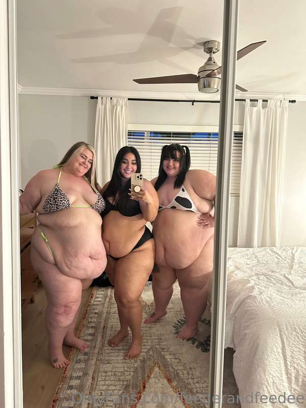 Over 1000lbs of woman and we barely fit in the mirror 🥵 bein..