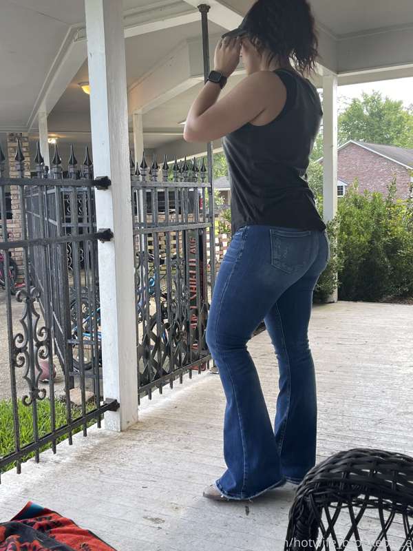Is it just me or is that booty poplin’?!?! 😜 Happy Friday y’.. 1
