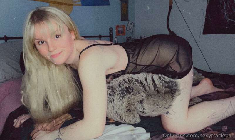 This 🔥hot 🔥 MILF next door has been daydreaming all day. 🫦  .. 6