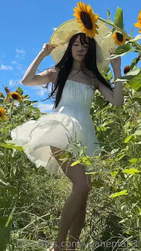 I went to the sunflower field with my friends😉🌻
It's windy a.. 4