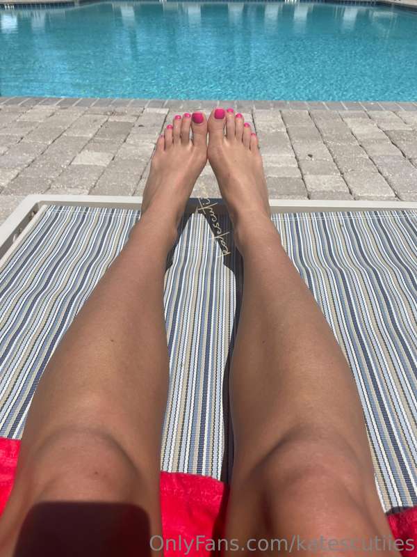 More vaca feet pics😘 more toe pics specifically bc they’ve b..