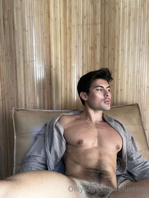Come sit please 🌹