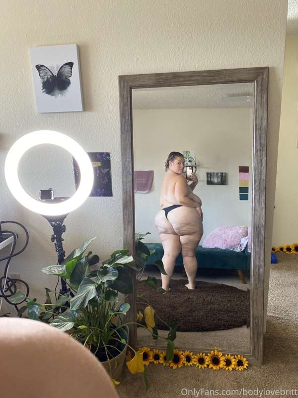 Hey OnlyFans ;) here’s a few explicit photos alongside a cou.. 6